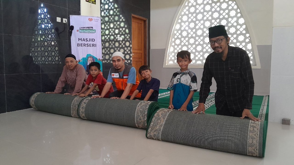 MELALUI PROGRAM MASJID BERSERI, RUMAH ZAKAT SALURKAN SAJADAH BARU UNTUK MASJID NURUSSALAM