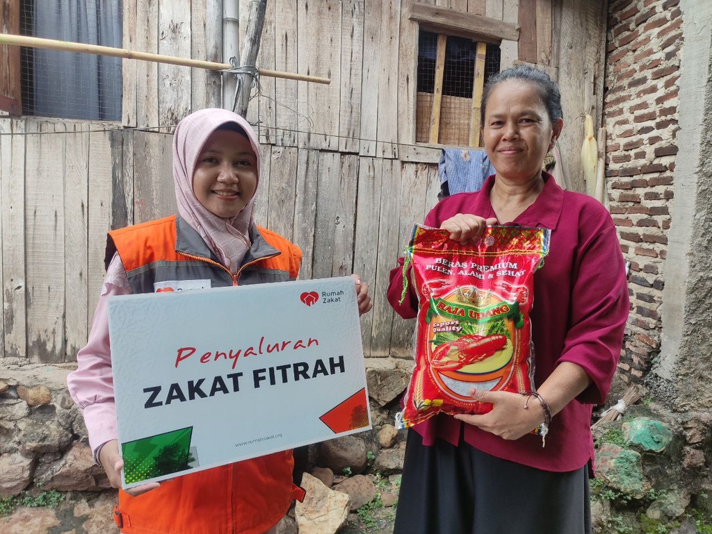 RUMAH ZAKAT SALURKAN ZAKAT FITRAH UNTUK MASYARAKAT PRA SEJAHTERA DI BANDAR LAMPUNG