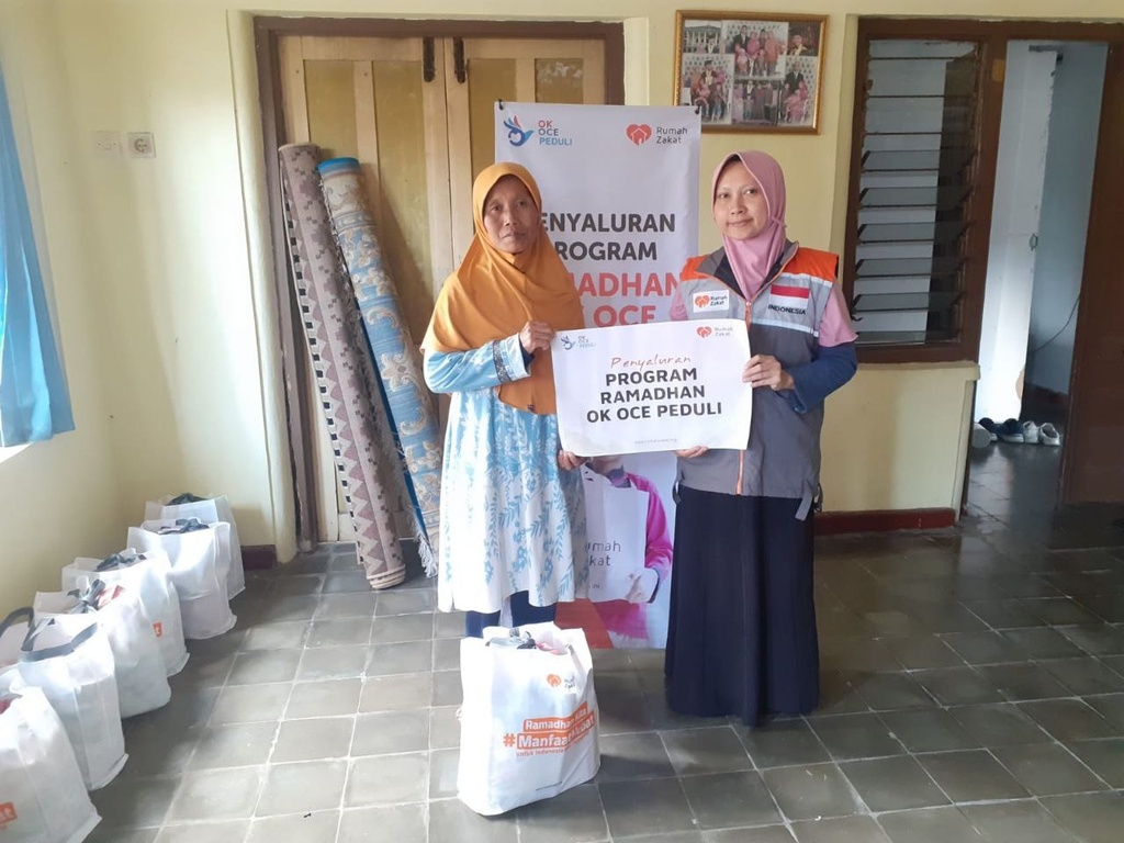 OK OCE PEDULI BERSAMA RUMAH ZAKAT SALURKAN BINGKISAN LEBARAN KELUARGA UNTUK KELUARGA PRA SEJAHTERA DI SLEMAN