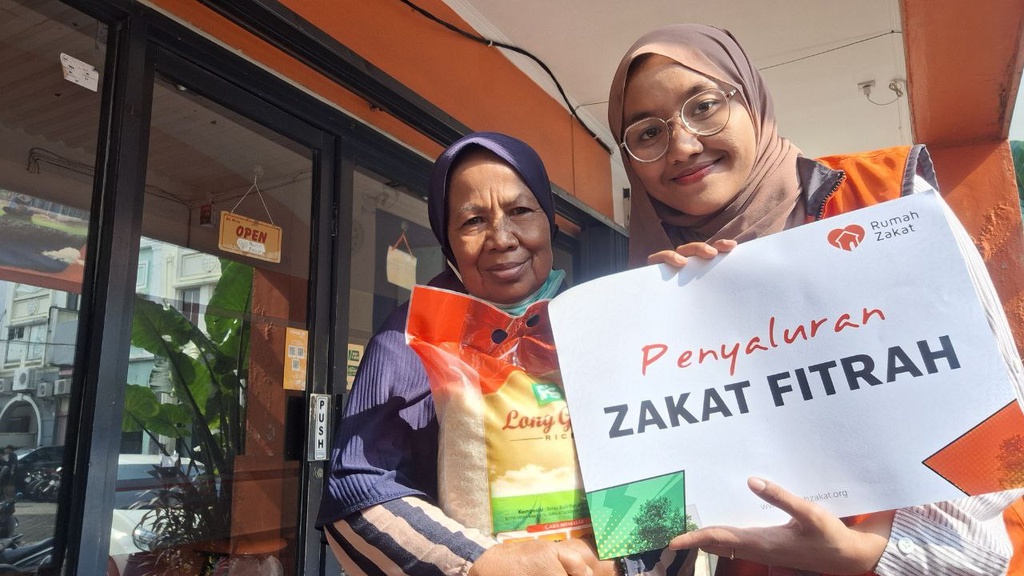 BANTU MASYARAKAT PRA SEJAHTERA, RUMAH ZAKAT SALURKAN ZAKAT FITRAH