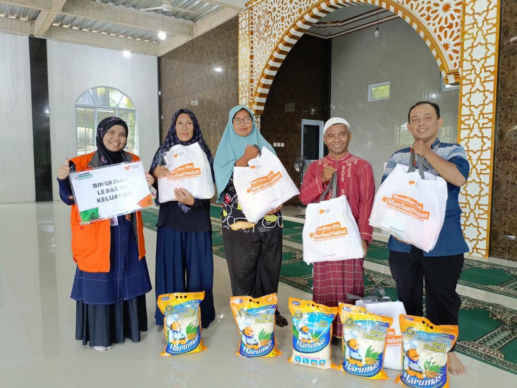 RUMAH ZAKAT SLAURKAN 30 PAKET BINGKISAN LEBARAN KELUARGA UNTUK MASYARAKAT DHUAFA DI BATAM