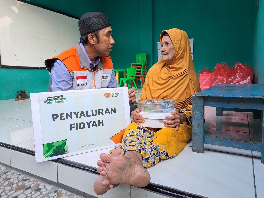 BERBAGI DI BULAN RAMADHAN, RUMAH ZAKAT SLAURKAN 100 PAKET FIDYAH UNTUK LANSIA DHUAFA