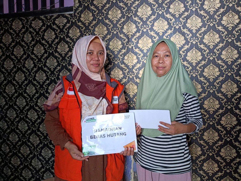 RAMADHAN BEBAS HUTANG RUMAH ZAKAT BANTU LUNASI TUNGGAKAN BIAYA PENDIDIKAN ANAK IBU SRI