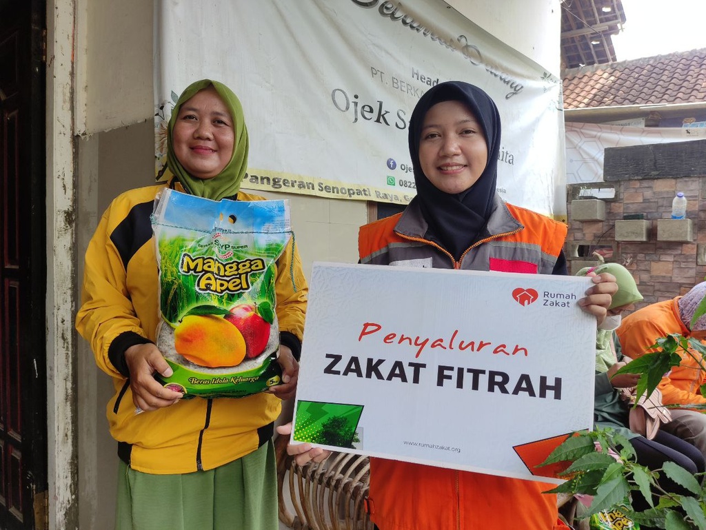 WUJUDKAN KEPEDULIAN KEPADA SESAMA, RUMAH ZAKAT SALURKAN ZAKAT FITRAH KEPADA DRIVER OJEK ONLINE