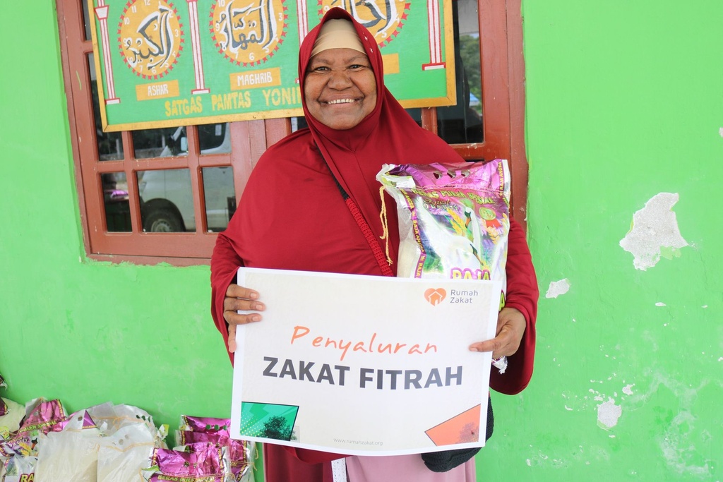 RUMAH ZAKAT SALURKAN ZAKAT FITRAH UNTUK WARGA PERBATASAN