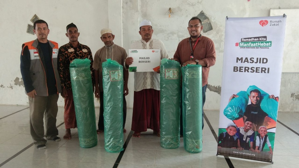 RUMAH ZAKAT SALURKAN BANTUAN SARANA MASJID BERUPA SAJAH UNTUK MASJID AL FAIJIRIN