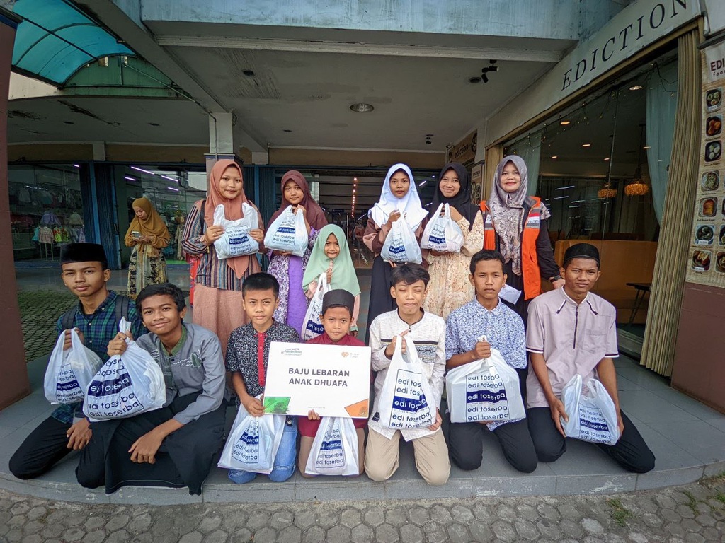 PERSIAPAN IDUL FITRI, RUMAH ZAKAT HADIRKAN PROGRAM BAJU LEBARAN UNTUK BELASAN ANAK YATIM DHUAFA