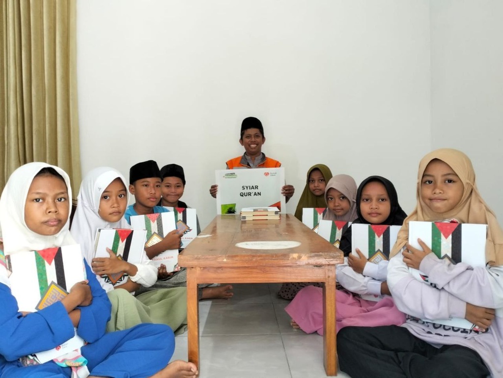 KEBAHAGIAAN SANTRI TPQ AL MUKHAROM DAPATKAN AL QURAN BARU DARI RUMAH ZAKAT