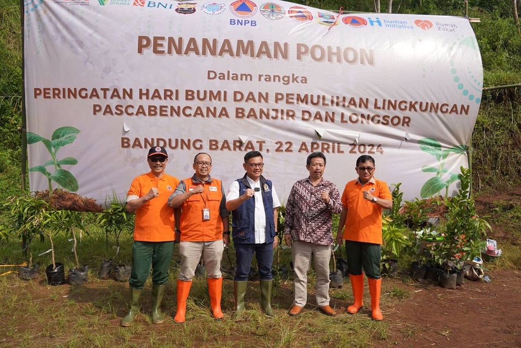 PERINGATI HARI BUMI SEDUNIA, BNPB GANDENG RUMAH ZAKAT LAKUKAN PENANAMAN POHON DI KABUPATEN BANDUNG