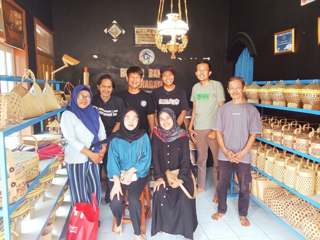 PRODUK KERAJINAN RUMAH BAMBU BINAAN RUMAH ZAKAT KIAN DIMINATI