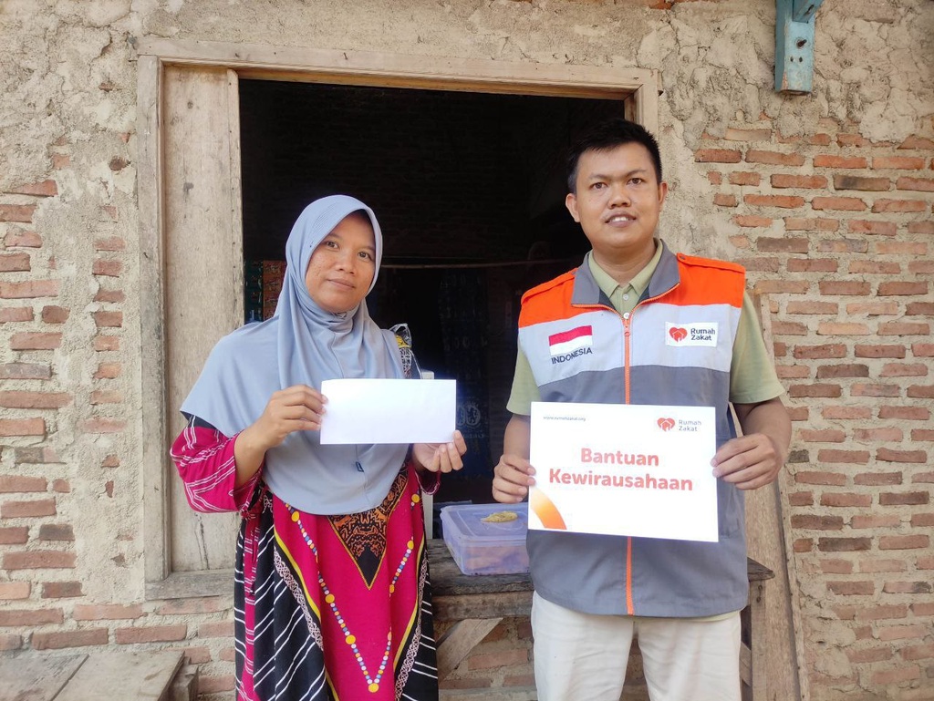 DUKUNG PERKEMBANGAN UMKM, RUMAH ZAKAT SALURKAN BANTUAN MODAL