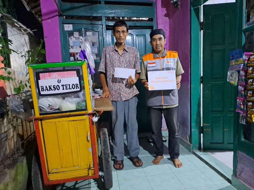 BERDAYAKAN EKONOMI MASYARAKAT, RUMAH ZAKAT SALURKAN BANTUAN MODAL KEPADA PELAKU UMKM