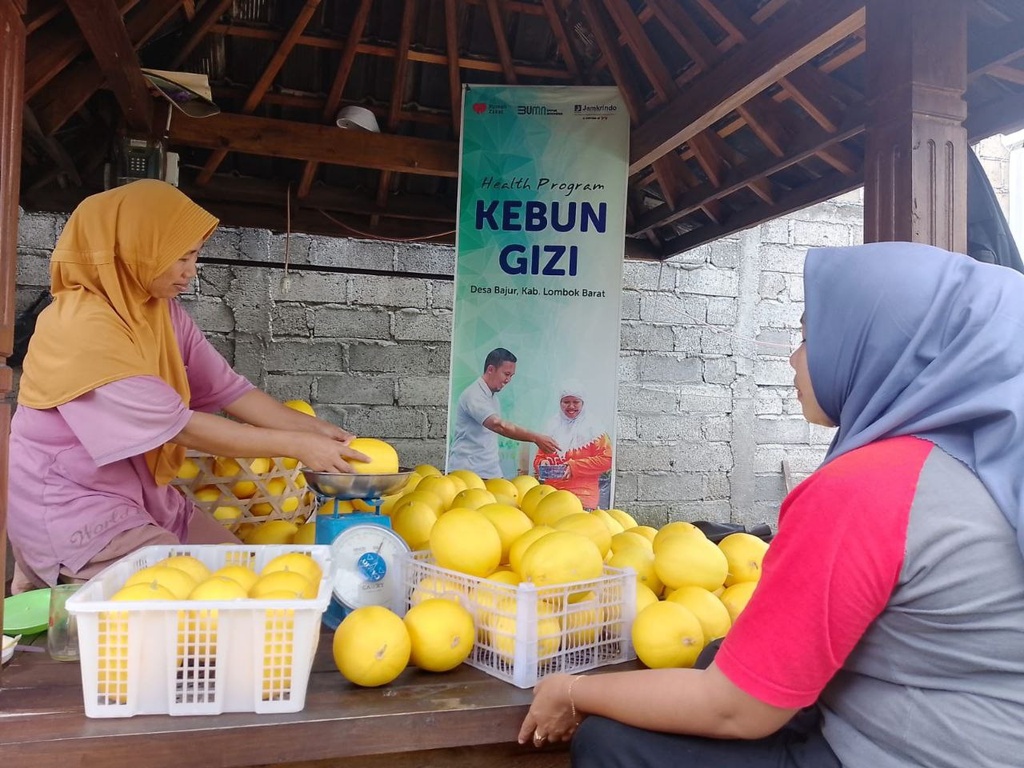 CEGAH STUNTING SEJAK DINI, PT. JAMKRINDO DAN RUMAH ZAKAT BAGIKAN MELON HASIL KEBUN GIZI KEPADA IBU HAMIL