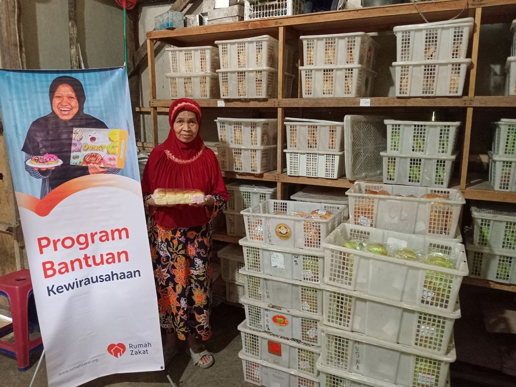 DAPAT BANTUAN MODAL, NURHAYATI BERHARAP BISA KEMBANGKAN USAHA ROTINYA