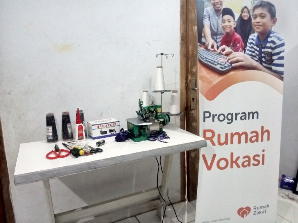 RUMAH ZAKAT SALURKAN BANTUAN SARANA KURSUS KEPADA LKP AZ-ZIYAAD UNTUK MAKSIMALKAN KEGIATAN KURSUS