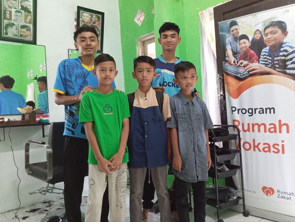 RUMAH VOKASI TERUS ASAH KREATIVITAS REMAJA MELALUI PELATIHAN CUKUR RAMBUT