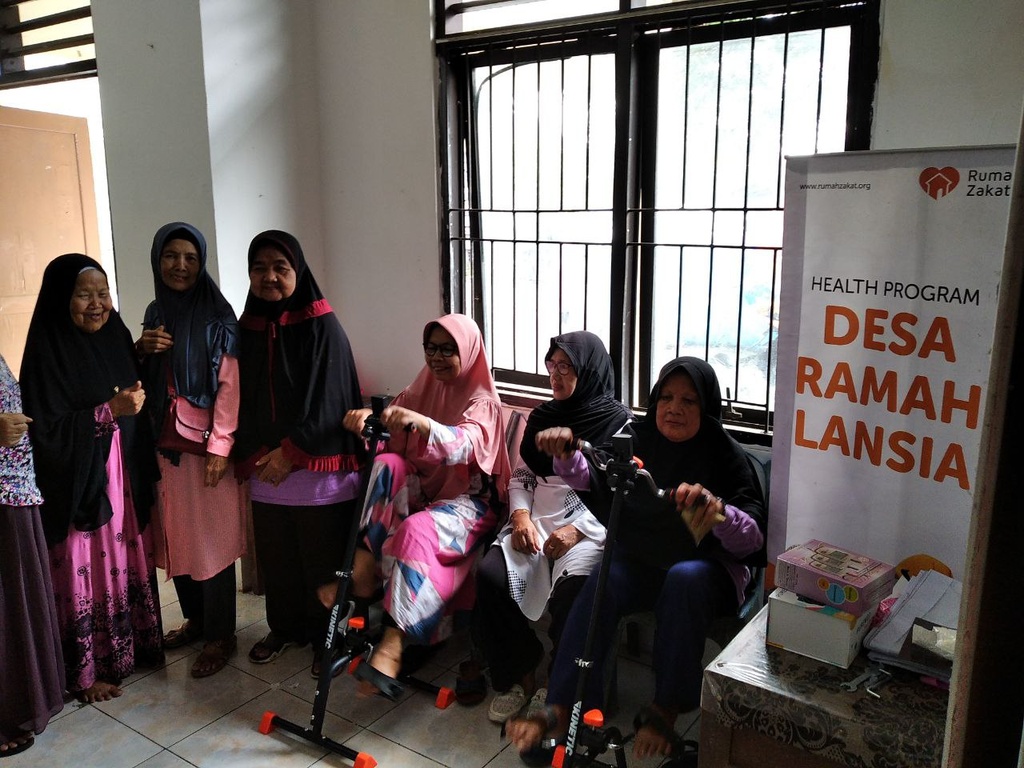 SALURKAN SARANA KESEHATAN DAN SEPEDA STATIS, RUMAH ZAKAT UPAYAKAN LANSIA TETAP SEHAT DAN PRODUKTIF