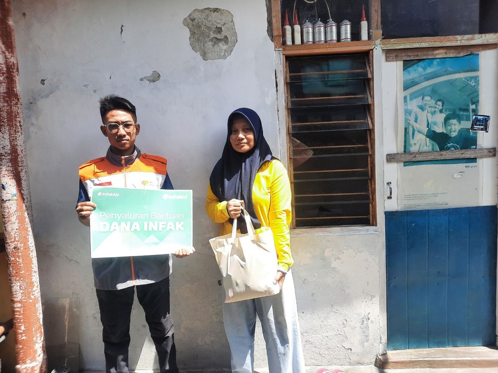 RUMAH ZAKAT SALURKAN BELASAN PAKET SEMBAKO UNTUK BANTU DHUAFA