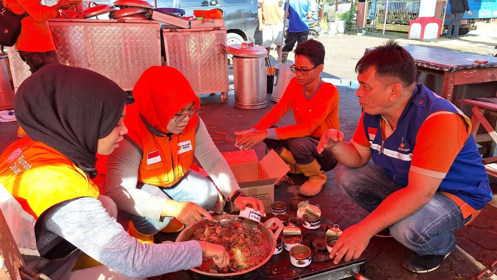 RESPON BENCANA BANJIR DAN TANAH LONGSOR SUMATERA BARAT, RUMAH ZAKAT TERJUNKAN RELAWAN DAN SALURKAN 300 PAKET SUPERQURBAN UNTUK WARGA