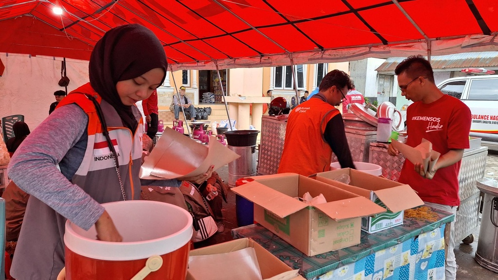RUMAH ZAKAT SUPPORT DAPUR UMUM UNTUK PEMENUHAN KEBUTUHAN MAKANAN MASYARAKAT TERDAMPAK BENCANA DI KABUPATEN AGAM
