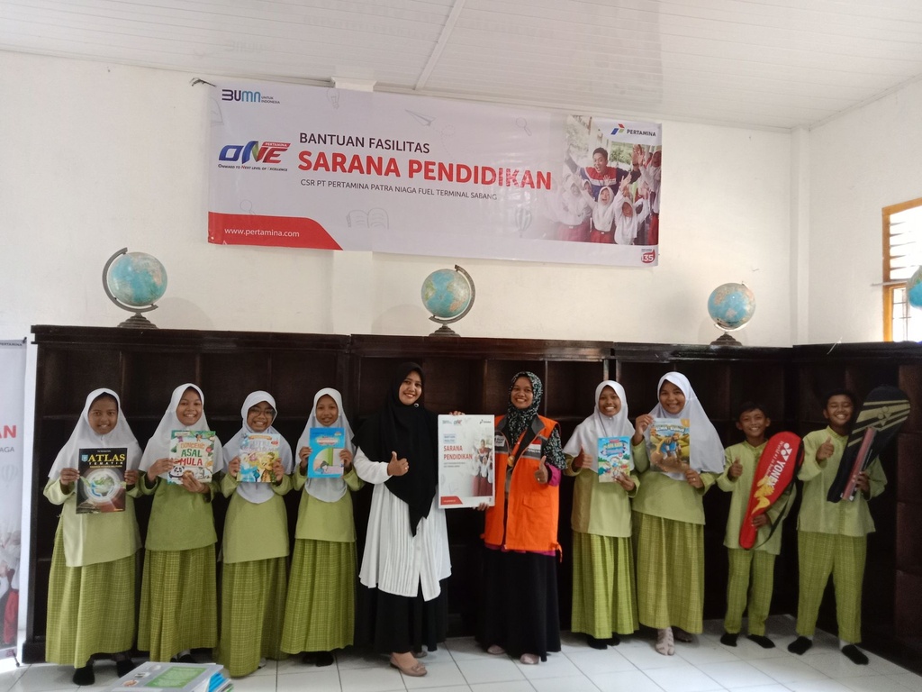 MELAUI PROGRAM CSR, PT PERTAMINA PATRA NIAGA FUEL TERMINAL SABANG MENYALURKAN BANTUAN SARANA PENDIDIKAN