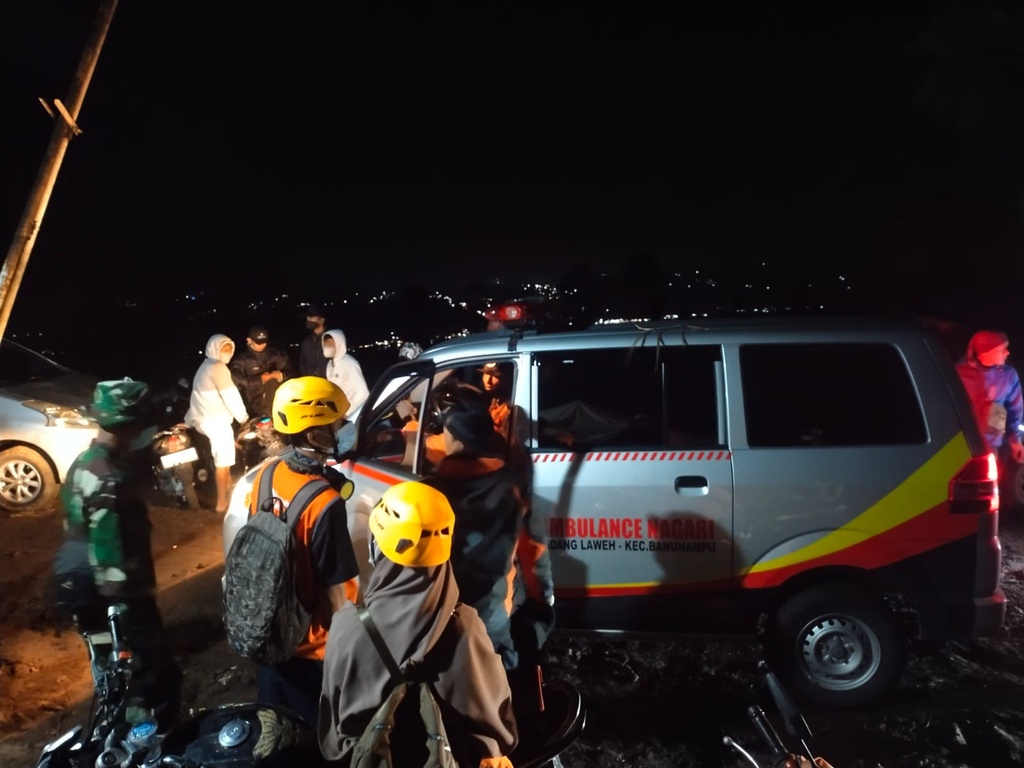 RESPON ERUPSI GUNUNG MARAPI, RUMAH ZAKAT TURUNKAN RELAWAN DAN BUKA POS HANGAT