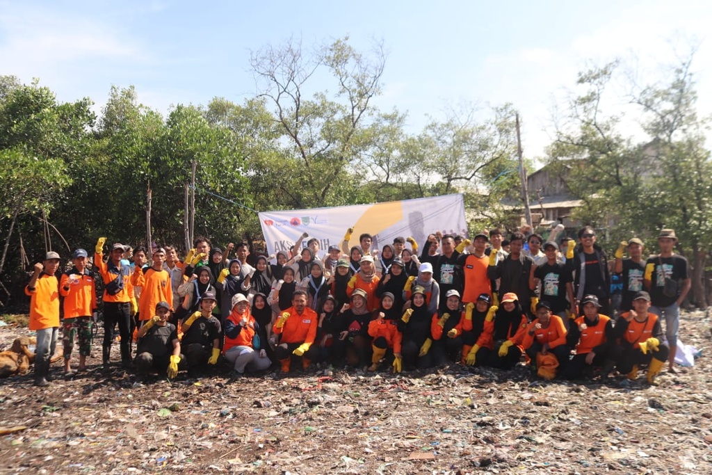 RAYAKAN HARI RELAWAN INTERNASIONAL, RUMAH ZAKAT BERSAMA DLH PROBOLINGGO GELAR AKSI BERSIH PANTAI MAYANGAN