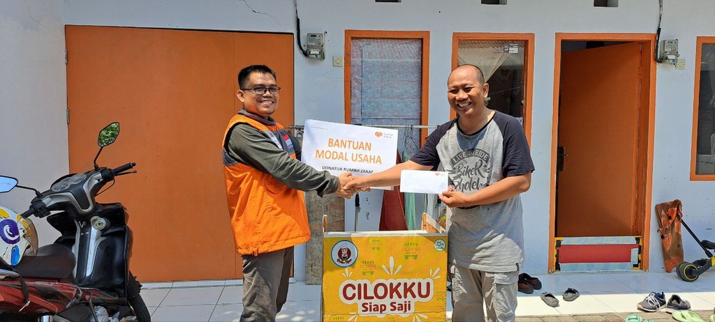 BANTU KEMBANGKAN USAHA CILOK PAK OFAN, RUMAH ZAKAT SALURKAN BANTUAN MODAL