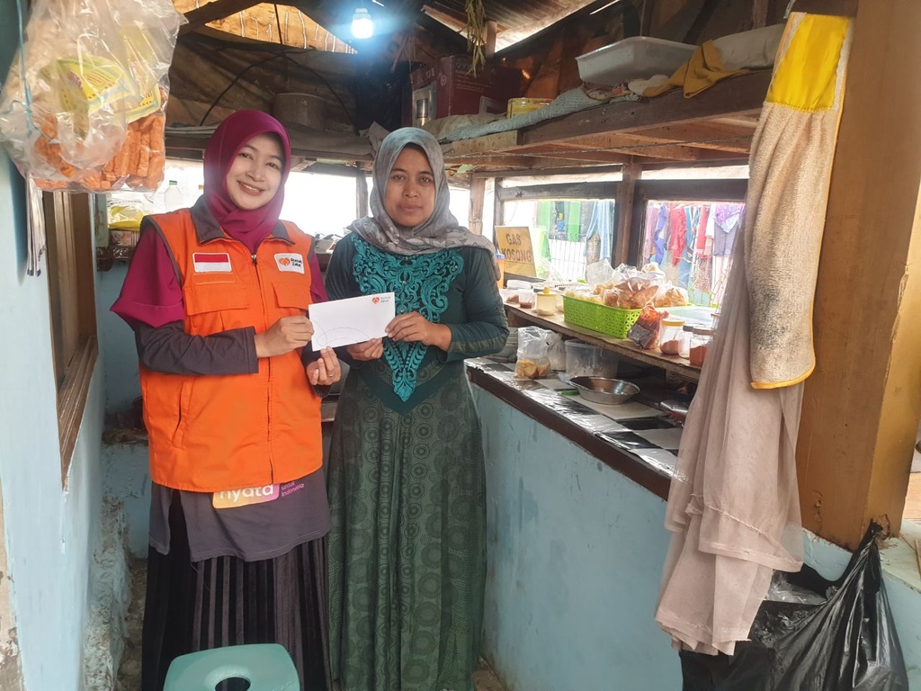BU PUJI TERHARU MENDAPAT BANTUAN MODAL KEWIRAUSAHAAN DARI RUMAH ZAKAT