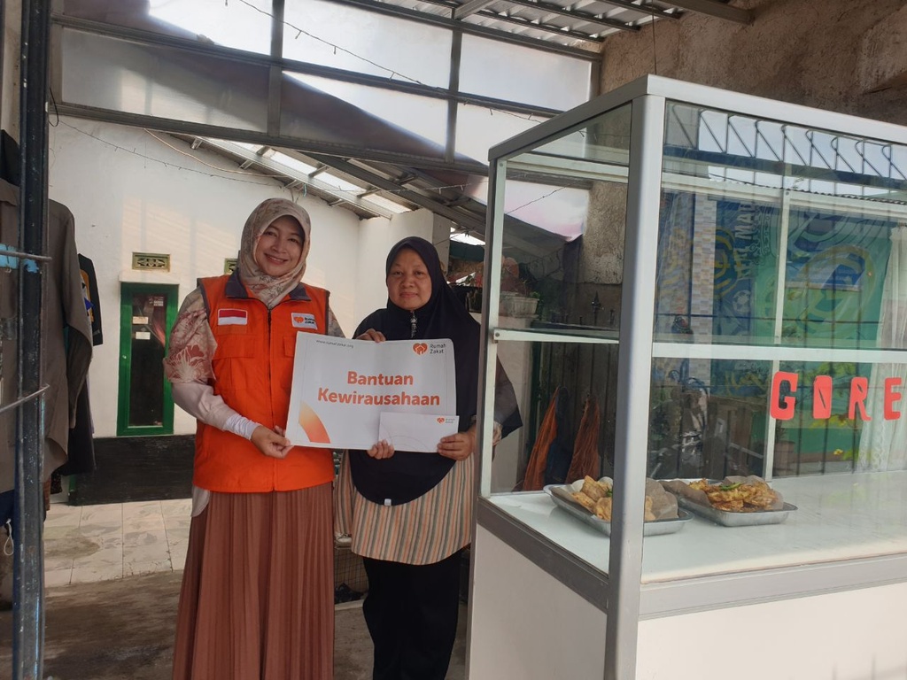 DAPAT BANTUAN MODAL, IBU SUPARTI SAMBUT PENUH KEBAHAGIAAN