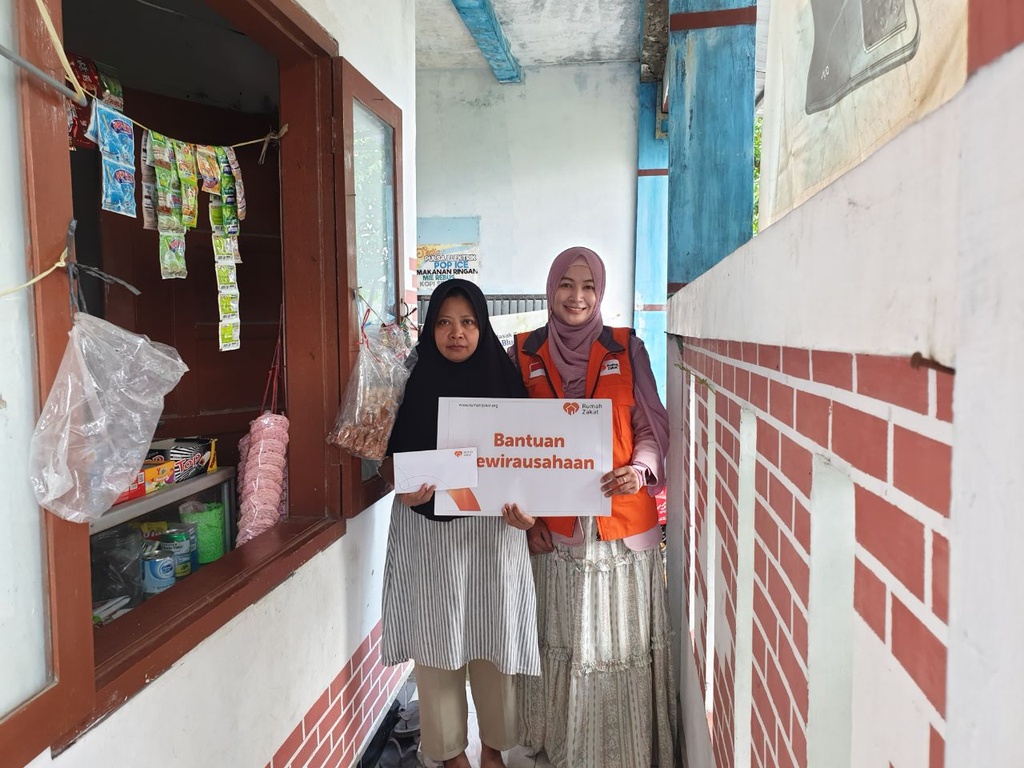 SENYUM BAHAGIA BU SRI MENDAPAT BANTUAN MODAL KEWIRAUSAHAAN DARI RUMAH ZAKAT