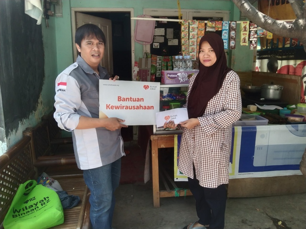 RUMAH ZAKAT SALURKAN BANTUAN MODAL KEPADA PELAKU UMKM DI CIREBON