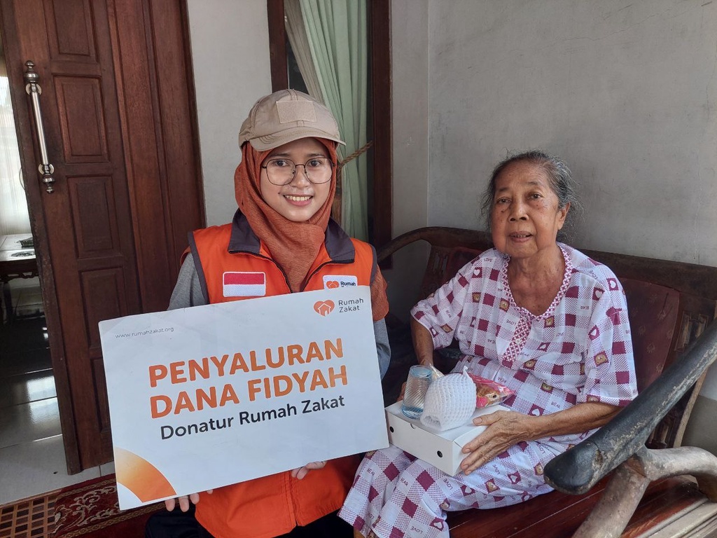 HINGGA DEPAN RUMAH, PAKET FIDYAH DIANTARKAN UNTUK PENERIMA MANFAAT