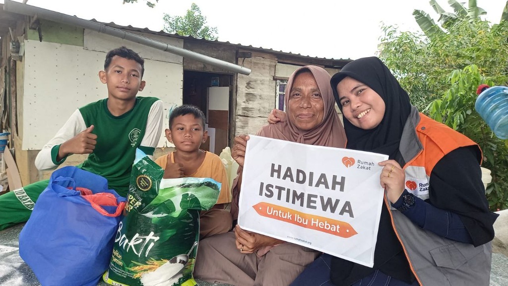 SAMBUT HARI IBU, RUMAH ZAKAT SALURKAN BANTUAN KEPADA IBU NURAINI SOSOK TULANG PUNGGUNG KELUARGA