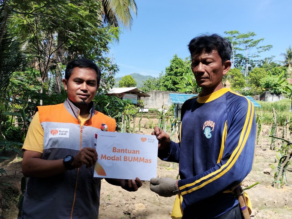 RUMAH ZAKAT SALURKAN BANTUAN MODAL USAHA UNTUK BUDIDAYA BUAH NAGA DI KABUPATEN SUKABUMI