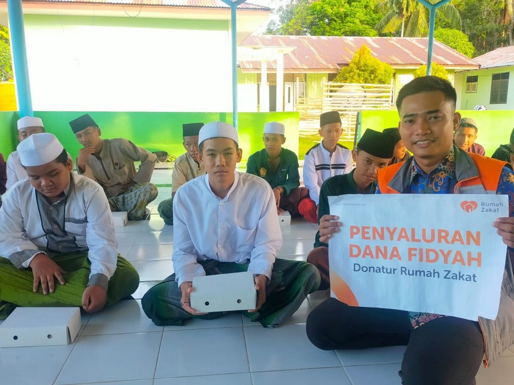 RUMAH ZAKAT SALURKAN 100 PAKET MAKANAN FIDYAH KEPADA LANSIA DUAFA DAN SANTRI YATIM PIATU DI DESA BUNYU BARAT