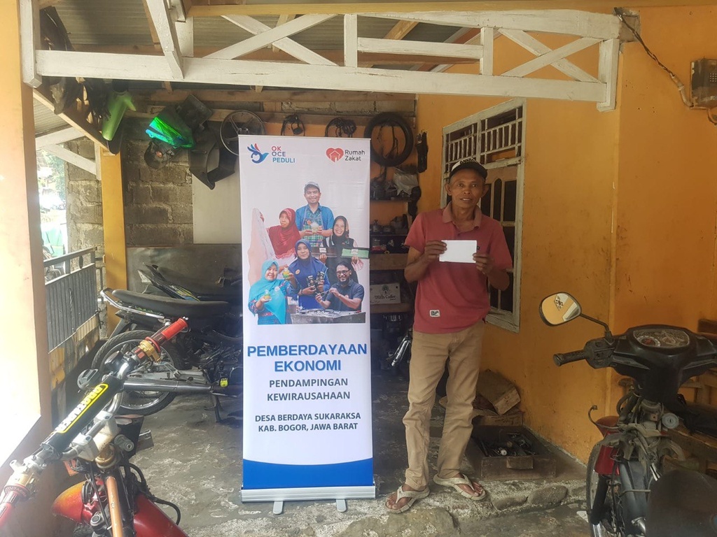 RUMAH ZAKAT DAN OK OCE PEDULI SALURKAN BANTUAN SARANA USAHA UNTUK PEMBERDAYAAN EKONOMI DI DESA BERDAYA SUKARAKSA
