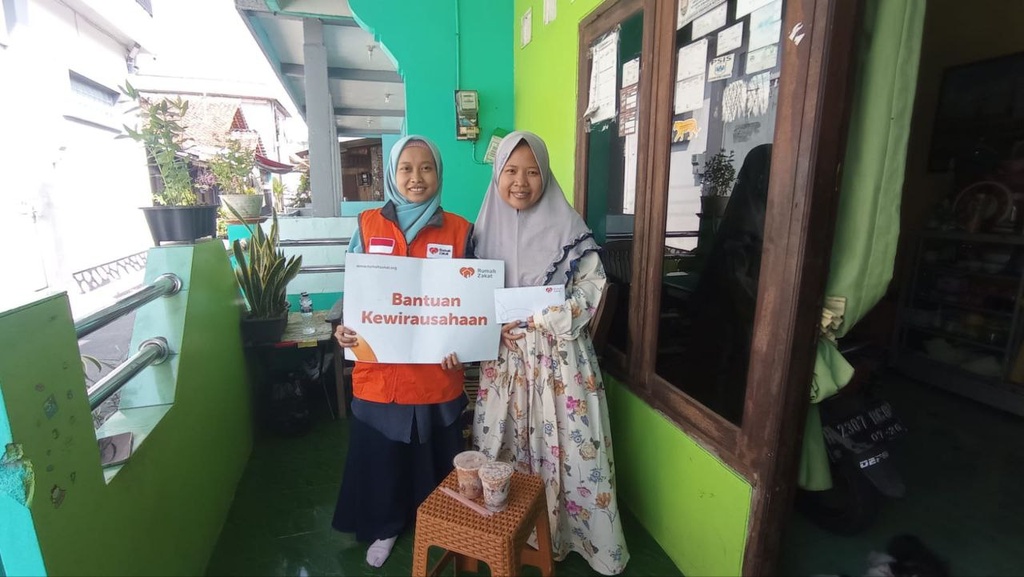 RUMAH ZAKAT SALURKAN BANTUAN KEWIRAUSAHAAN UNTUK MBAK OKI KEMBANGKAN USAHANYA