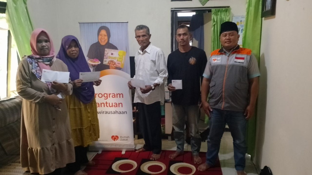 BANTU KEMBANGKAN USAHA, RUMAH ZAKAT SALURKAN BANTUAN KEWIRAUSAHAAN UNTUK PELAKU UMKM