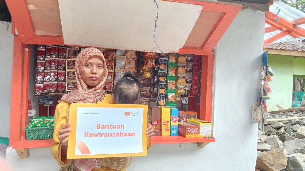 BANTU KEMBANGKAN USAHA IBU SAPIAH, RUMAH ZAKAT SALURKAN MODAL USAHA