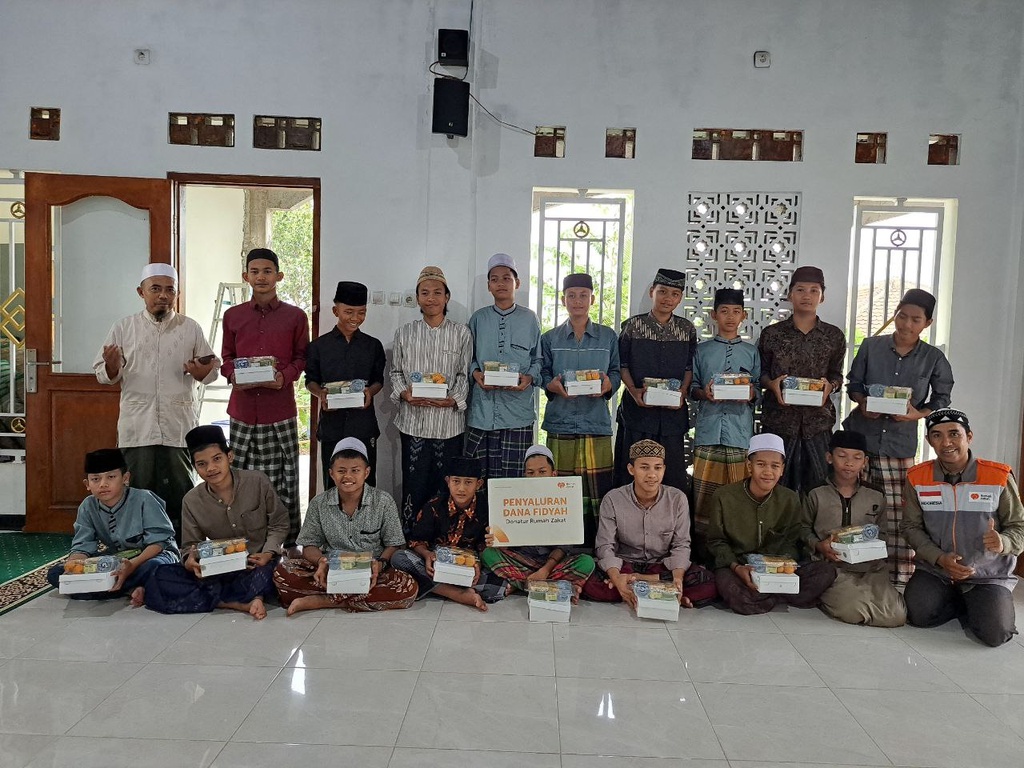 RUMAH ZAKAT SALURKAN BANTUAN FIDYAH UNTUK SANTRI DAN LANSIA