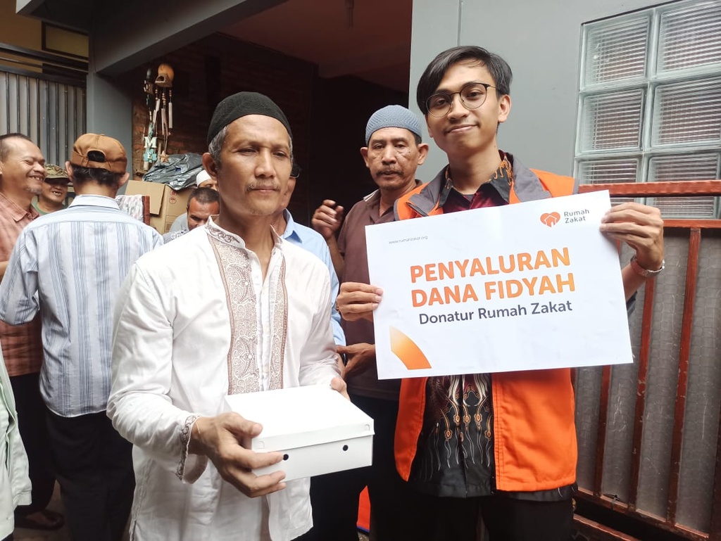 RUMAH ZAKAT SALURKAN FIDYAH BERUPA PAKET MAKANAN KEPADA SAHABAT TUNANETRA