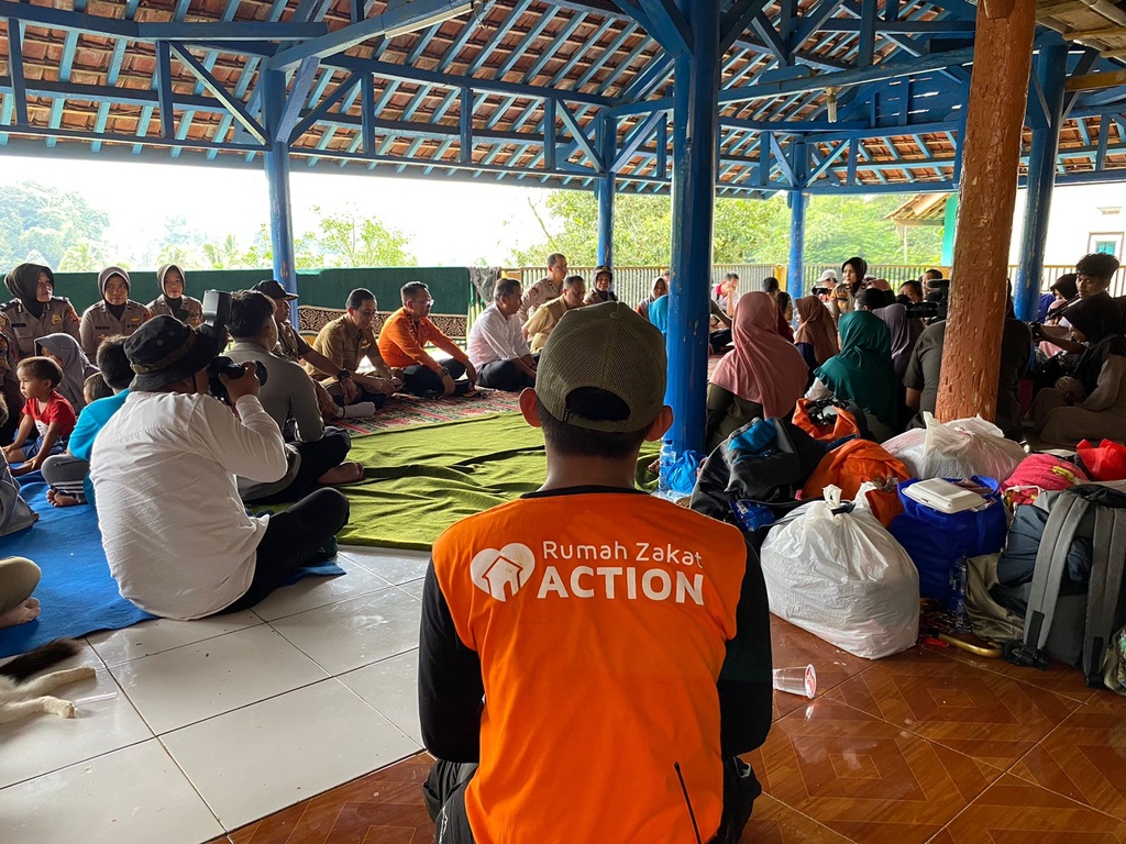 RUMAH ZAKAT KIRIM TIM RESPONS CEPAT KE LOKASI LONGSOR SUBANG