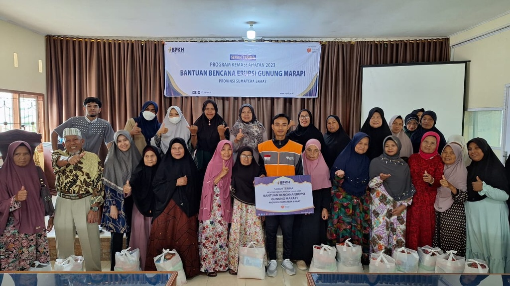 RUMAH ZAKAT BERSAMA BPKH DISTRIBUSIKAN SEMBAKO DAN MASKER UNTUK MASYARAKAT YANG TERDAMPAK ERUPSI GUNUNG MARAPI