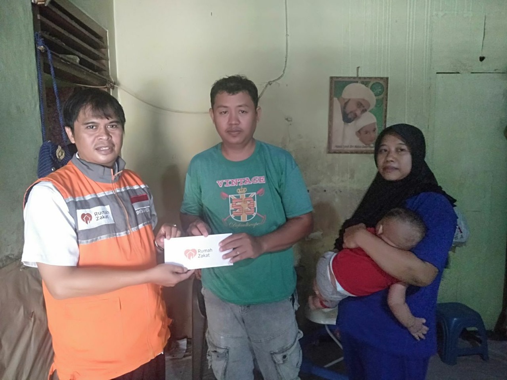 RUMAH ZAKAT SALURKAN BANTUAN KESEHATAN UNTUK HASBI, BAYI PENDERITA KATARAK