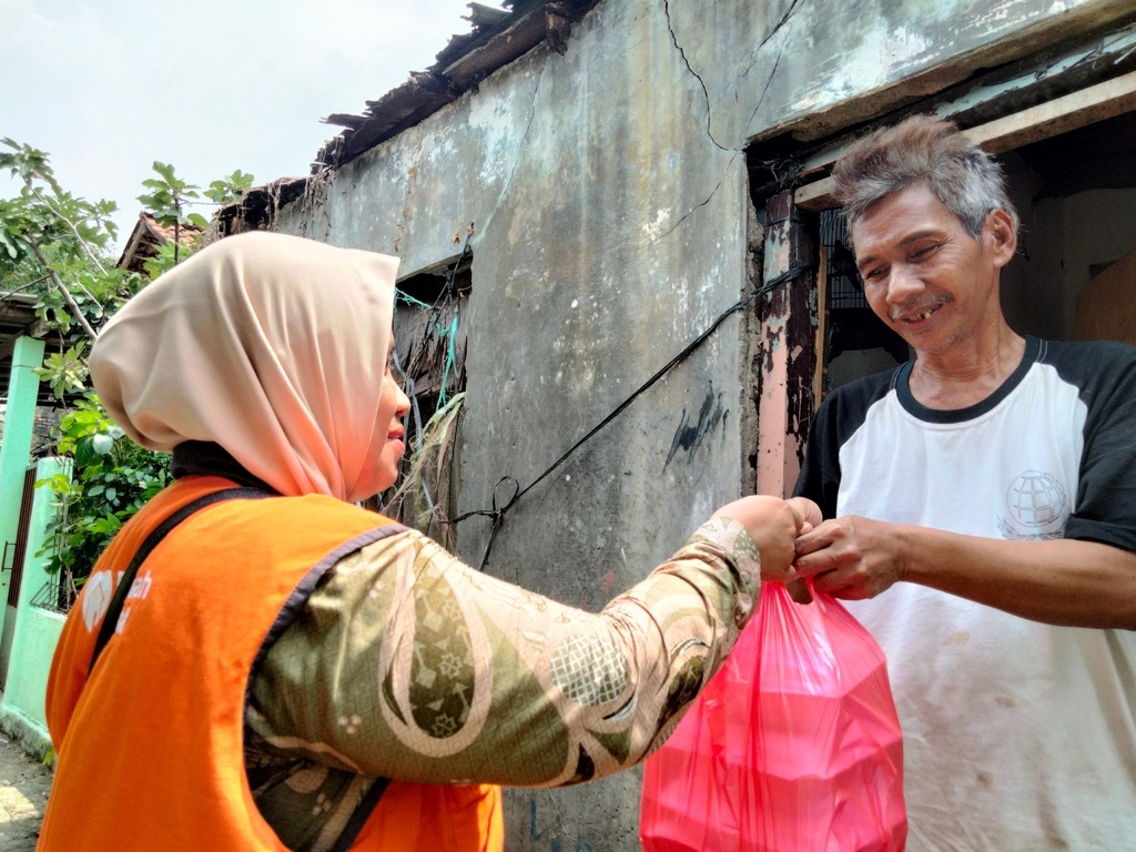 RUMAH ZAKAT SALURKAN BANTUAN MAKANAN UNTUK LANSIA DHUAFA