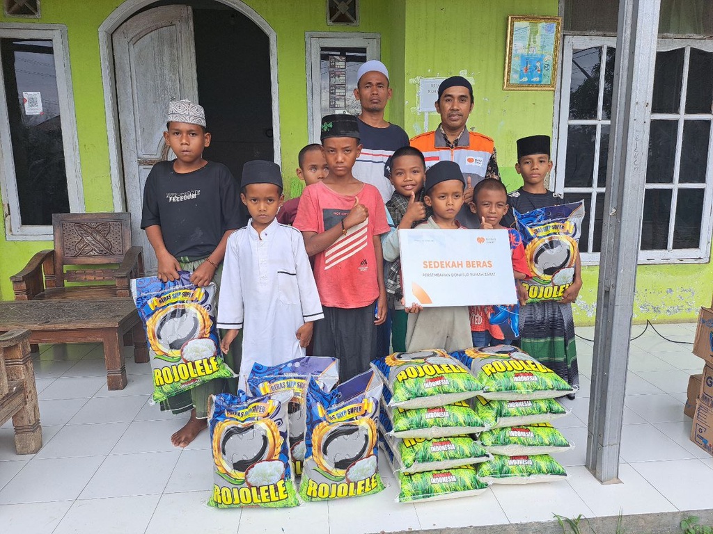 RUMAH ZAKAT SALURKAN PROGRAM SEDEKAH BERAS UNTUK SANTRI PONDOK PESANTREN AL AQSO