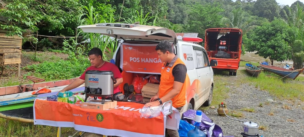 RUMAH ZAKAT SUPPORT POS HANGAT UNTUK TIM PENCARI ANGGOTA SAR YANG HANYUT DI SUNGAI JERING JAMBI