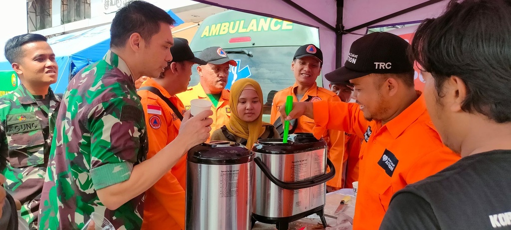 RUMAH ZAKAT ACTION SUPPORT POS HANGAT DI POSKO UTAMA BANJIR RIAU DALAM KUNJUNGAN KEPALA BNPB PUSAT
