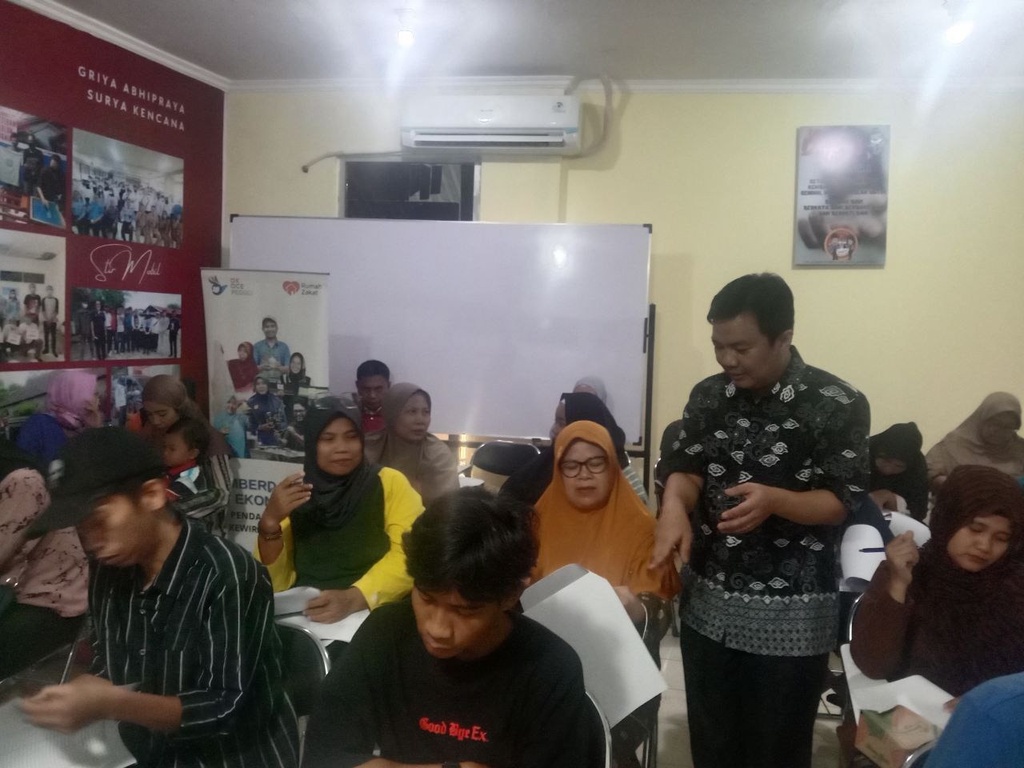 TINGKATKAN LITERASI KEUANGAN, OKE OCE PEDULI BERSAMA RUMAH ZAKAT BERIKAN EDUKASI MANAGEMENT KEUANGAN USAHA